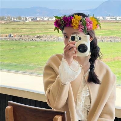 她在这里